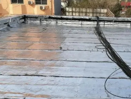 桂阳卫生间漏水维修公司分享下桂阳屋面楼顶防水刚性防水层施工要点。